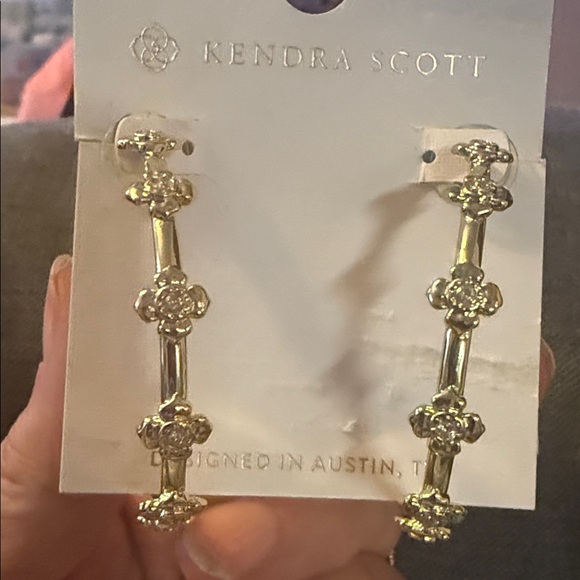 Kendra Scott Gold Flower Hoop Earrings - Picture 4 of 4